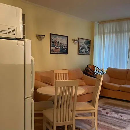 아파트 Atrium Apartment